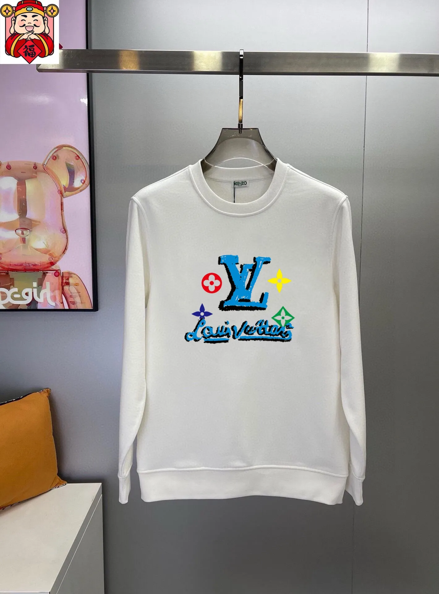 🅿️380 [LV Louis Vuitton] (Fat Man Gospel) hot-selling suit is coming. Focus on the original version of the official website. 2025 new hot-selling sweatshirt suit. The original order is the best. 🇭🇰The meticulous work of top designers is dedicated to a fitting and perfect upper body effect. All-natural high-quality Roman cotton 100%, close-fitting comfort, noble and elegant! Original hardware embodies elegance and nobility! Counter size: M-5XL (maximum wear up to 220 pounds)